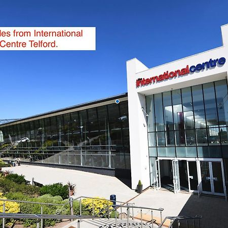 247 Serviced Accommodation In Telford- 3Br House エクステリア 写真